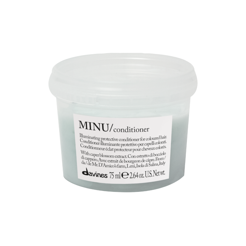 Soy Minu, no por ser miniatura, sino por mi nombre corto para que no me olvides. Soy el acondicionador que nutre, suaviza y cuida tu pelo con color cosmético. Ayudo a que dure más, se vea brillante, sedoso y suave. Úsame en cualquier textura. ¿CÓMO ME APLICAS?: En pelo húmedo, después de lavar con Minu shampoo y mascarilla, aplícame 1 cm abajo de raíz o de medios a puntas. Desenreda bien y enjuaga completamente.