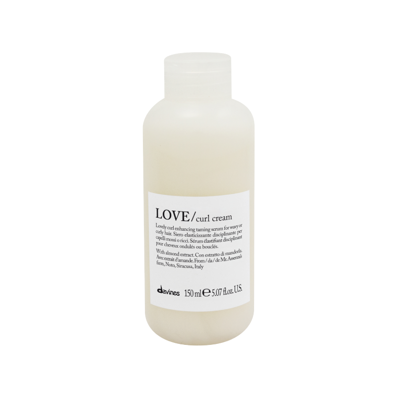 Love curl, porque amas tus crespos tanto como nosotros. Soy Curl cream, crema para peinar que hidrata y nutre tus crespos. Úsame para definir según tu preferencia. Apto para todas las texturas. Combínalo con Primer o Controller si necesitas más. ¿CÓMO ME APLICAS?: Tras lavar, con pelo muy húmedo, secciona y aplica cantidad necesaria. Define a gusto, seca al aire o con difusor para volumen y forma.