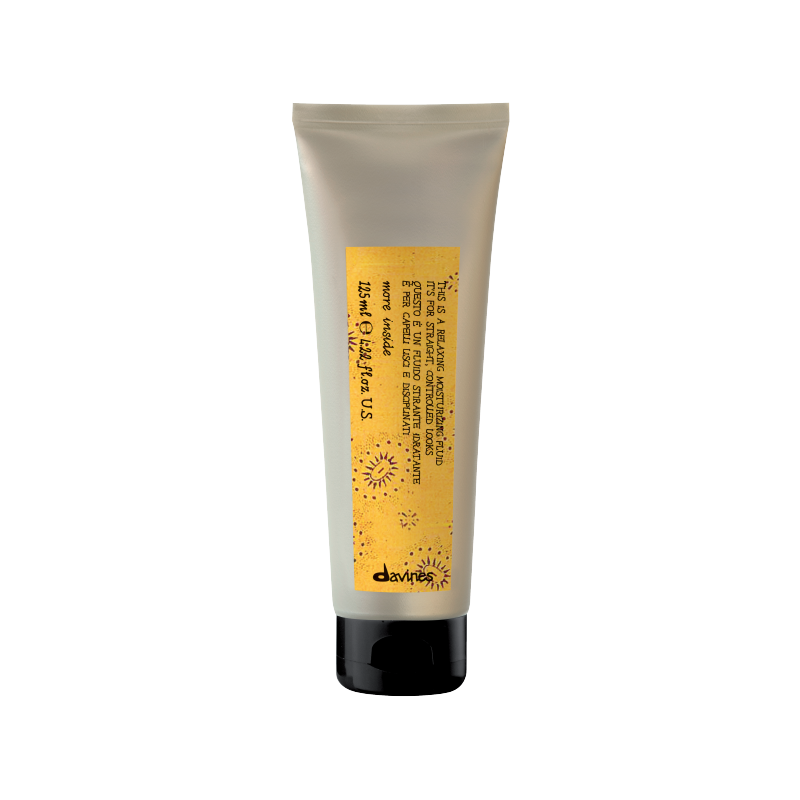 Soy un fluido relajante, capaz de transformar tu cabello en algo suave, sin frizz y con un brillo radiante. Además, proporciono hidratación y protección contra el calor y la humedad. Soy perfecto para tu estilo, así que úsame solo como toque final. ¿Cómo me aplicas? Después de completar tu rutina de lavado, divide tu cabello en secciones y aplícame sobre el cabello húmedo o seco. Asegúrate de peinar bien para distribuirme de manera uniforme.