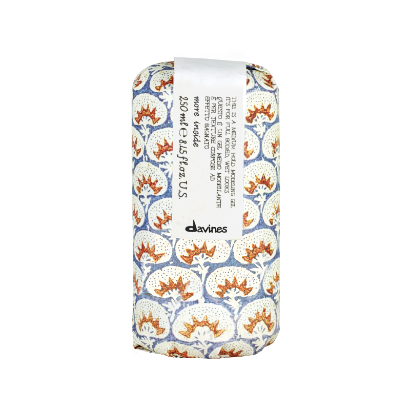 Soy un gel de fijación media perfecto para cabello crespo. Suavemente defino y mantengo tu cabello por más tiempo, controlando el frizz, la humedad y brindándole brillo. No dejaré tu cabello rígido (si usas la cantidad adecuada), y puedes mezclarme con crema para peinar. ¿CÓMO ME APLICAS?: Opción 1: Con el cabello húmedo y después de aplicar la crema para peinar, aplica una pequeña cantidad según tu gusto y tipo de cabello, define o moldea a tu gusto.