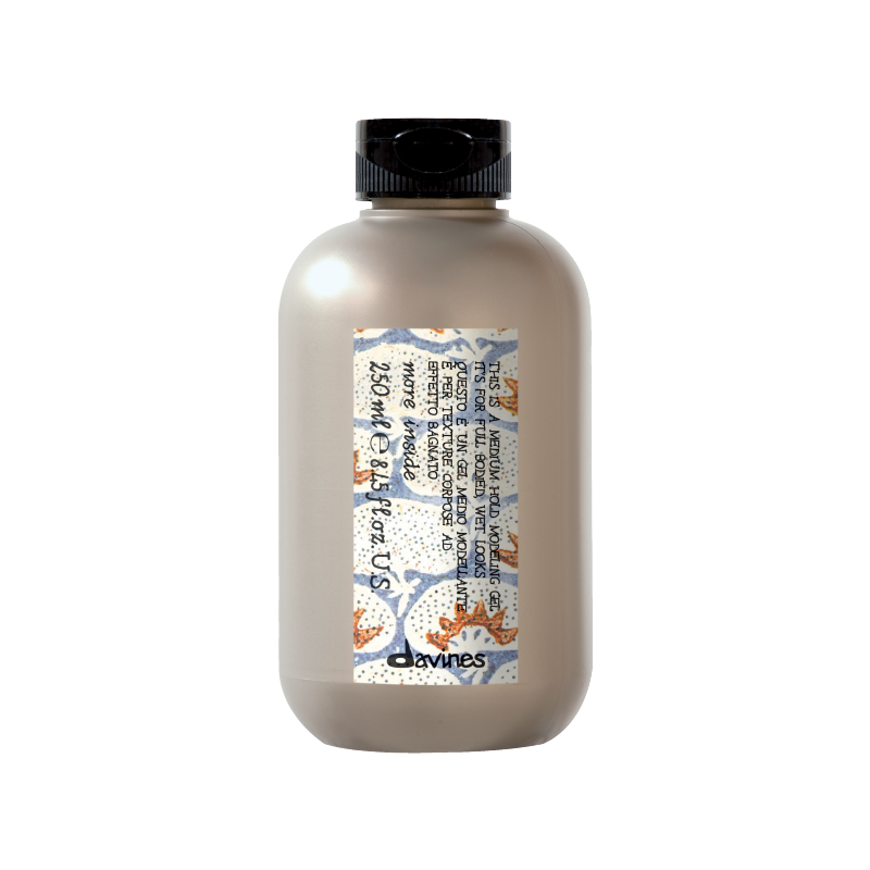 Soy un gel de fijación media perfecto para cabello crespo. Suavemente defino y mantengo tu cabello por más tiempo, controlando el frizz, la humedad y brindándole brillo. No dejaré tu cabello rígido (si usas la cantidad adecuada), y puedes mezclarme con crema para peinar. ¿CÓMO ME APLICAS?: Opción 1: Con el cabello húmedo y después de aplicar la crema para peinar, aplica una pequeña cantidad según tu gusto y tipo de cabello, define o moldea a tu gusto.