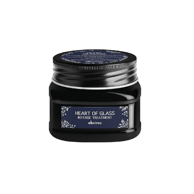 Soy Heart of Glass, la mascarilla perfecta para controlar los tonos amarillos y darle a tu cabello rubio ese matiz ideal. Nutro, suavizo e ilumino tu rubio natural o cosmético. Para aplicarme, lava con el shampoo Heart of Glass, retira el exceso de humedad y distribúyeme por secciones, evitando la raíz. Déjame actuar durante 5 minutos y enjuaga completamente.