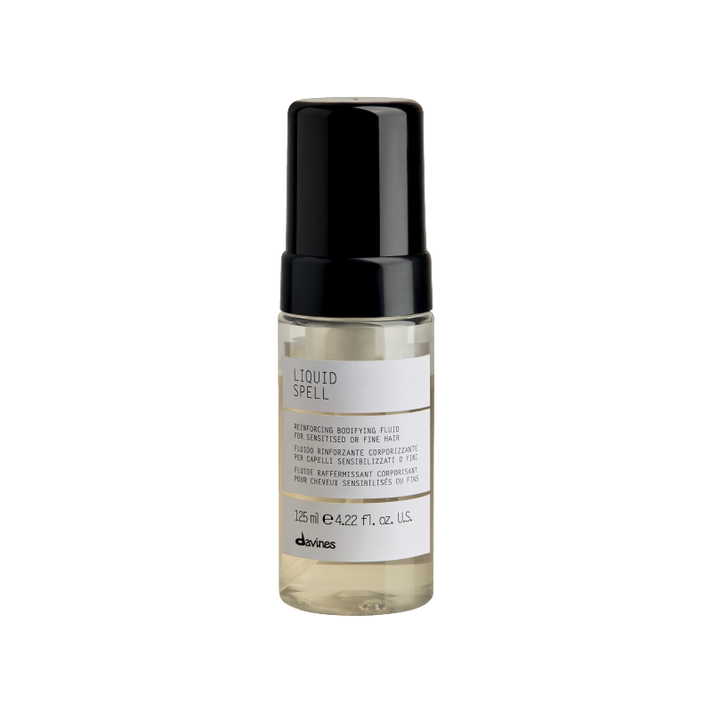 Soy Liquid Spell, un elixir transformador que se convierte en espuma al agitar o poner en tus manos. Ideal para dar vida, suavidad y brillo a tu cabello maltratado. ¿Cómo me aplicas? Después de lavar tu cabello y con él seco, aplica unas cuantas dosis en tus manos, actívalo y moldea según tu gusto. Puedes usarme antes o después de tu producto de styling preferido. Experimenta el poder de la transformación en tus manos.