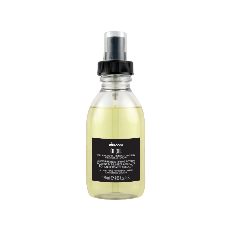 Soy Oi Oil, un aceite que amarás por completo: mi aroma, mi textura, aunque densa, es perfecta para todo tipo de pelo. Aporto suavidad, combato el frizz y dejo tu pelo brillante. Mantengo la hidratación y controlo el volumen. ¿Cómo me aplicas? Con el pelo húmedo después de lavarlo, aplica unas gotas en tus manos y distribuye de medios a puntas. También puedes usarme en el pelo seco, activando el producto en tus manos y aplicándolo de medios a puntas. ¡Disfruta de mis beneficios!