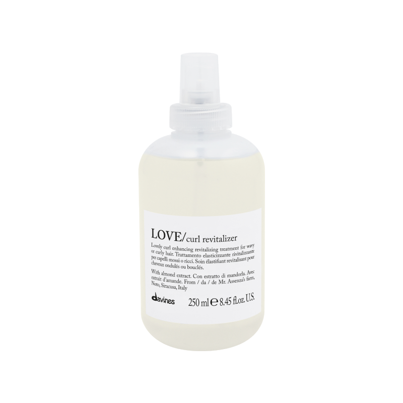 Love Curl, porque compartimos el amor por tus rizos. Soy el Revitalizador, el aliado perfecto para dar vida a tus rizos en los días sin lavado. Mi función es hidratar y, gracias a mis ingredientes especiales, ayudarte a controlar el frizz y definir tus ondas cuando no tienes mucho tiempo. ¿Cómo me aplicas? Es sencillo, con el cabello seco, realiza unos suaves apretones en tus rizos y listo. Evita usar cepillos, pero aprovecha para moldear como siempre lo haces.