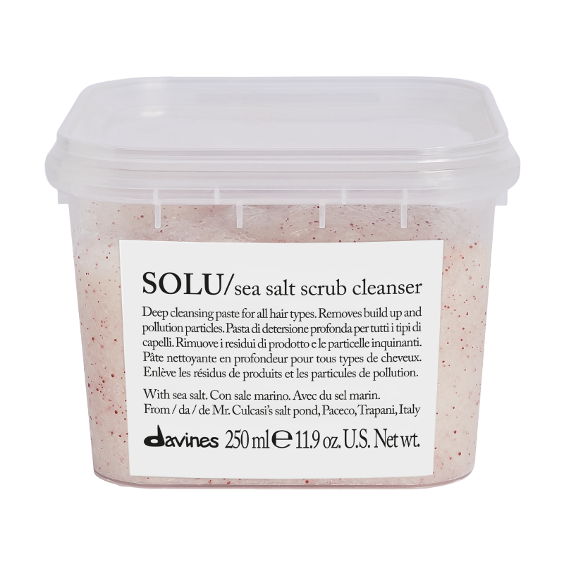 escubre Solu Scrub, la mascarilla exfoliante de sal marina que revitalizará tu cuero cabelludo. Con mi poder refrescante, eliminaré las impurezas y te ayudaré a mantener el control de la grasa por más tiempo. Además, te encantará mi aroma y mi textura. ¡Prepárate para una experiencia refrescante y revitalizante! Aplica Solu Scrub en tu cuero cabelludo, masajea suavemente con movimientos circulares y luego enjuaga.