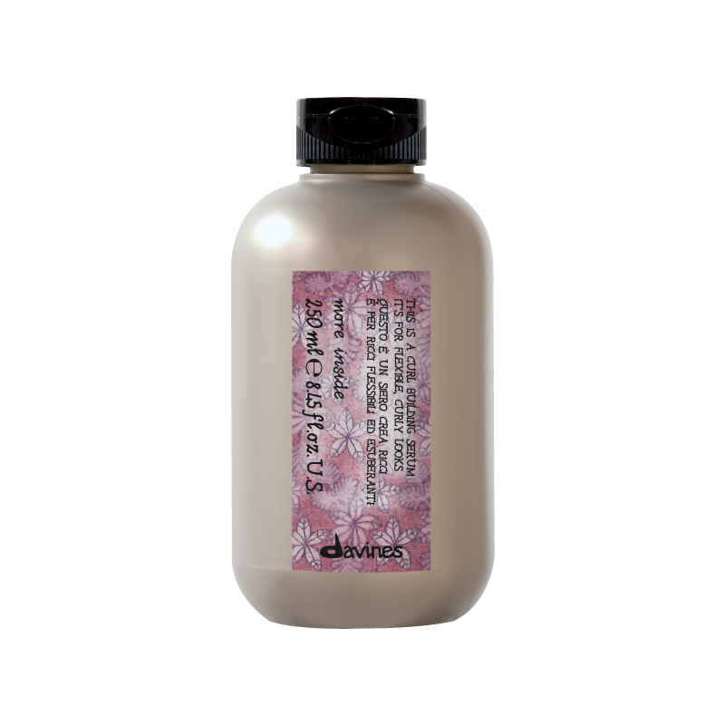 Descubre el serum perfecto: moldea, define y aporta brillo. Controla el frizz y retiene la humedad, con un poder hidratante que facilita el peinado. Resultados naturales y sin residuos. More inside: conecta con tu esencia. Su empaque refleja el valor y singularidad de su contenido. Modo de uso: aplica sobre el cabello húmedo, por secciones, y peina según tu estilo preferido. No requiere enjuague. ¡Deslumbra con tu cabello radiante!