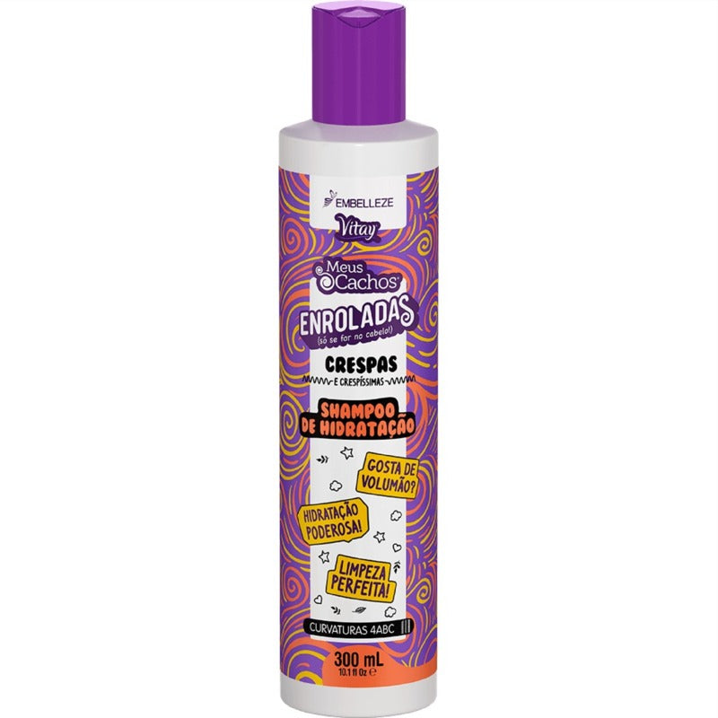 Soy el shampoo Enroladas crespas, creado especialmente para tu cabello de textura 4. Mi objetivo es evitar que tu cabello se enrede, proporcionándote volumen y definición. Limpio suavemente tu cabello, y mi fórmula está enriquecida con aceite de ricino, aceite de coco y aceite de semillas de mango para nutrirlo y mantenerlo saludable. Confía en mí para mantener tus rizos hermosos, libres de enredos y llenos de vida.