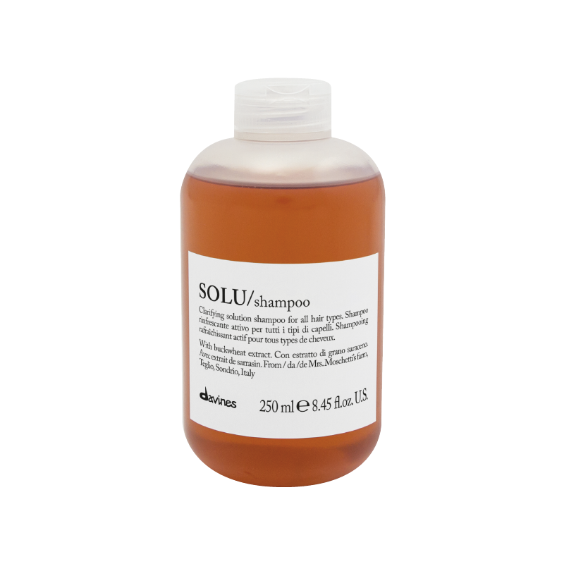 Soy Solu, el shampoo de limpieza profunda que controla el cuero cabelludo graso y elimina impurezas. Preparo tu cabello para procesos y, aunque me enfoque en una limpieza profunda, también dejo tu pelo suave y brillante. Apto para todo tipo de textura, confía en mí para revitalizar y refrescar tu cabello.