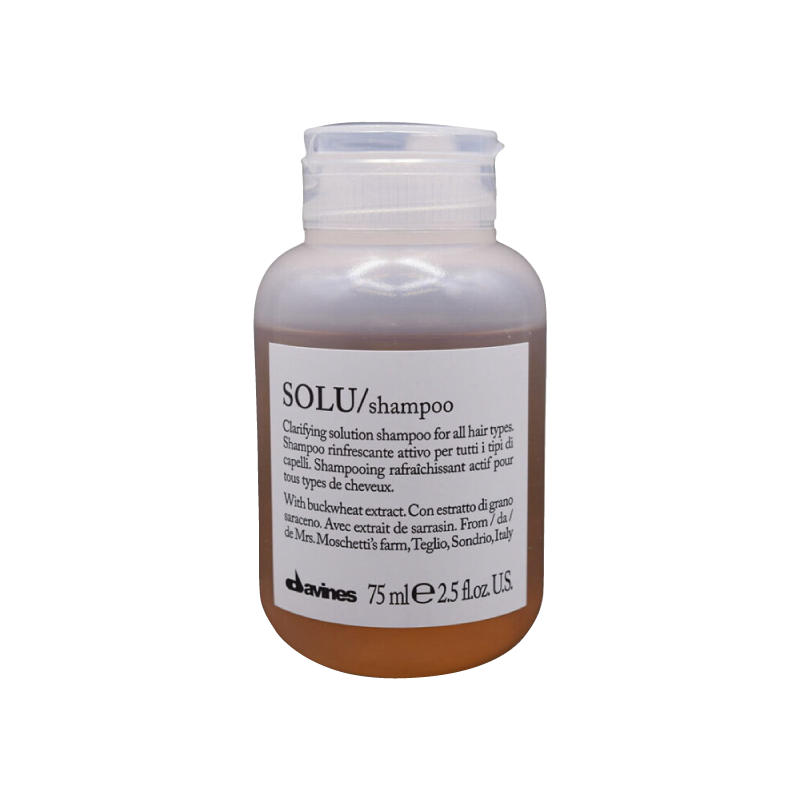 Soy Solu, el shampoo ideal para controlar el cuero cabelludo graso y eliminar impurezas. Preparo tu cabello para cualquier proceso, garantizando una limpieza profunda sin comprometer su suavidad y brillo. Apto para todo tipo de textura, confía en mí para mantener tu pelo fresco y radiante.
