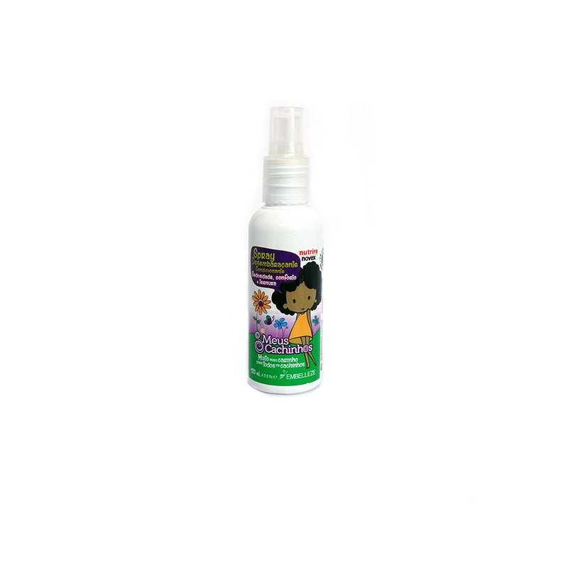 Soy Meus Cachinhos, el spray desenredante perfecto para los rizos de los niños. Con hidratación y protección, facilito el peinado sin alterar el color natural de su pelo. Además, estoy dermatológicamente probado para garantizar su seguridad. Úsalo en niñas y niños mayores de 3 años con pelo liso o crespo, y dile adiós a los nudos y enredos.