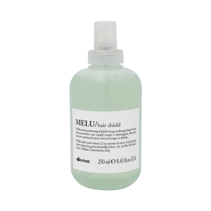 ¡Hola! Soy Melu, el termoprotector perfecto para cuidar tu cabello. Mi nombre corto y sonoro te ayudará a recordarme. Con extracto de lenteja de Villalba, rico en serina y ácido glutámico, nutro y reparo tu cabello. ¿Cómo me aplicas? Es fácil. Puedes usarme con el cabello seco o húmedo antes de usar planchas o secadores. Solo necesitas aplicar unos pocos pulsos y ¡listo! Peina tu cabello como más te guste y disfruta de una protección eficaz. Recuerda, Melu está aquí para cuidar de tu cabello.
