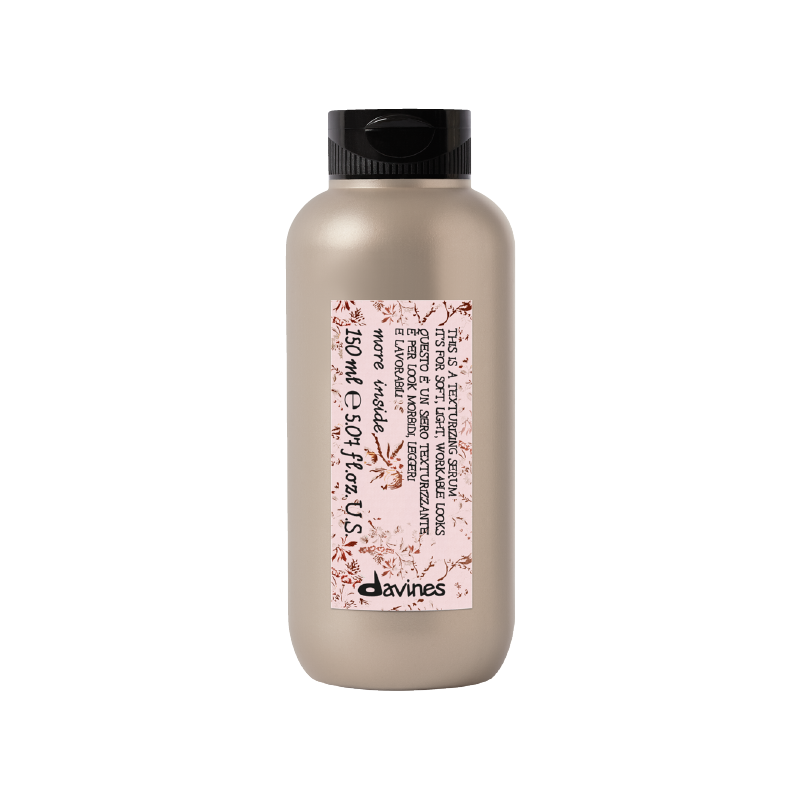 Soy el Serum Curl Building, no te dejes engañar por mi nombre, estoy aquí para hidratar, definir y proporcionar elasticidad a tus rizos. Conmigo, olvídate del frizz y controla la humedad de tu cabello. ¡Te aseguro que me amarás! Descubre cómo puedo realzar la belleza de tus rizos y brindarles el cuidado que se merecen. ¡Confía en el Serum Curl Building y disfruta de unos rizos increíbles!