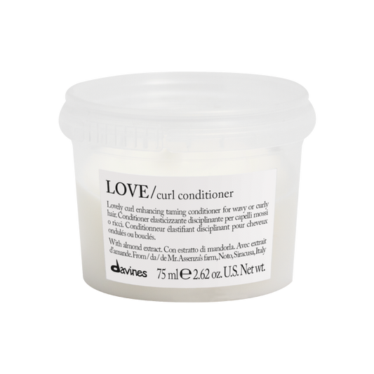 Love Curl, el acondicionador ideal para tus crespos. Desenredo, suavizo, hidrato, nutro y cierro la cutícula para controlar el frizz. Perfecto para todas las texturas. ¿CÓMO ME APLICAS?: En pelo húmedo, después de lavar con Love Curl shampoo y mascarilla, aplícame 1 cm debajo de raíz o de medios a puntas. Desenreda y enjuágame por completo.