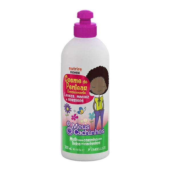 Meus Cachinhos: la crema para peinar que define los crespitos de los niños. Moldea, hidrata y da brillo sin generar peso ni residuos. Sin efecto húmedo y no altera el color natural del pelo. Dermatológicamente probada. Ideal para niñas mayores de 3 años con pelo liso o crespo. ¿Cómo aplicar? Después del lavado y spray desenredante, secciona y aplica la cantidad necesaria, moldea a gusto y deja secar. ¡Liberada y lista para usar!