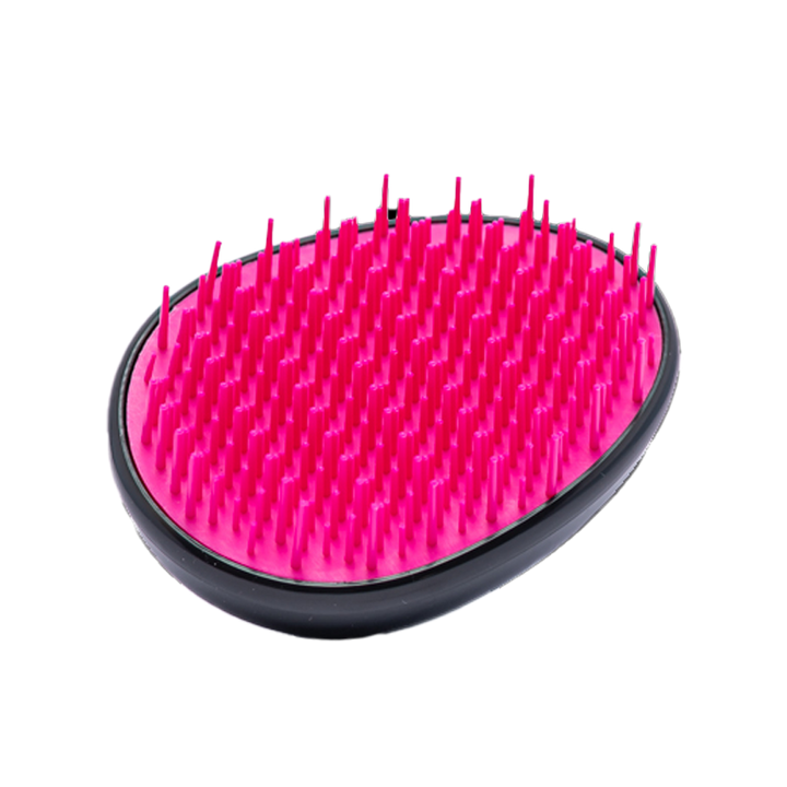  Soy el compañero perfecto para desenredar tu cabello con mis cerdas pequeñas y cercanas. Si tienes cabello crespo, úsame con acondicionador para dejarlo suave y listo para definir. Si tienes cabello liso, úsame en cualquier momento. Además, debido a mi tamaño, puedes llevarme contigo en tu bolso a todas partes. Soy tu salvación para mantener tu cabello siempre hermoso y cuidado.