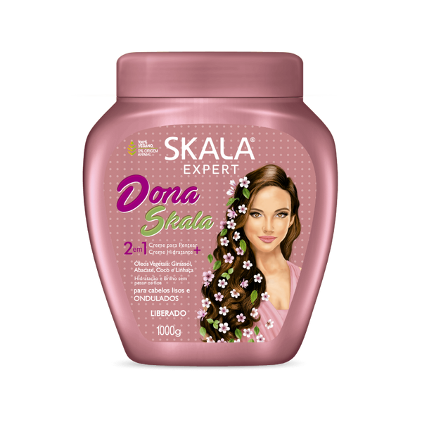  Soy Dona de Skala, la crema divertida y deliciosa para tu pelo ondulado y crespo. Ligera y llena de aceites de girasol, coco, aguacate y linaza, te encantaré sin dejar tu pelo pesado. ¿CÓMO ME APLICAS?: Lava con shampoo, retira el exceso de humedad y aplícame por secciones, dejando 1cm de distancia de la raíz. Puedes peinar o dejarme actuar por 3 minutos como tratamiento, luego enjuaga. Soy LIBERADO y VEGANO.