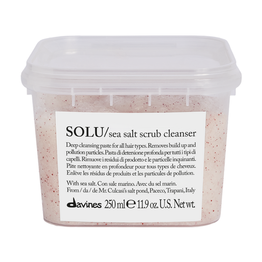 Solu Salt Srub Cleanser escubre Solu Scrub, la mascarilla exfoliante de sal marina que revitalizará tu cuero cabelludo. Con mi poder refrescante, eliminaré las impurezas y te ayudaré a mantener el control de la grasa por más tiempo. Además, te encantará mi aroma y mi textura. ¡Prepárate para una experiencia refrescante y revitalizante! Aplica Solu Scrub en tu cuero cabelludo, masajea suavemente con movimientos circulares y luego enjuaga.